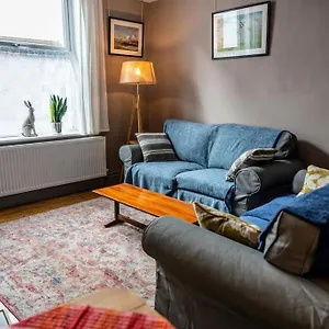spacious-charming-cottage-near-lake-and-sea.yorkshirehotels.net/